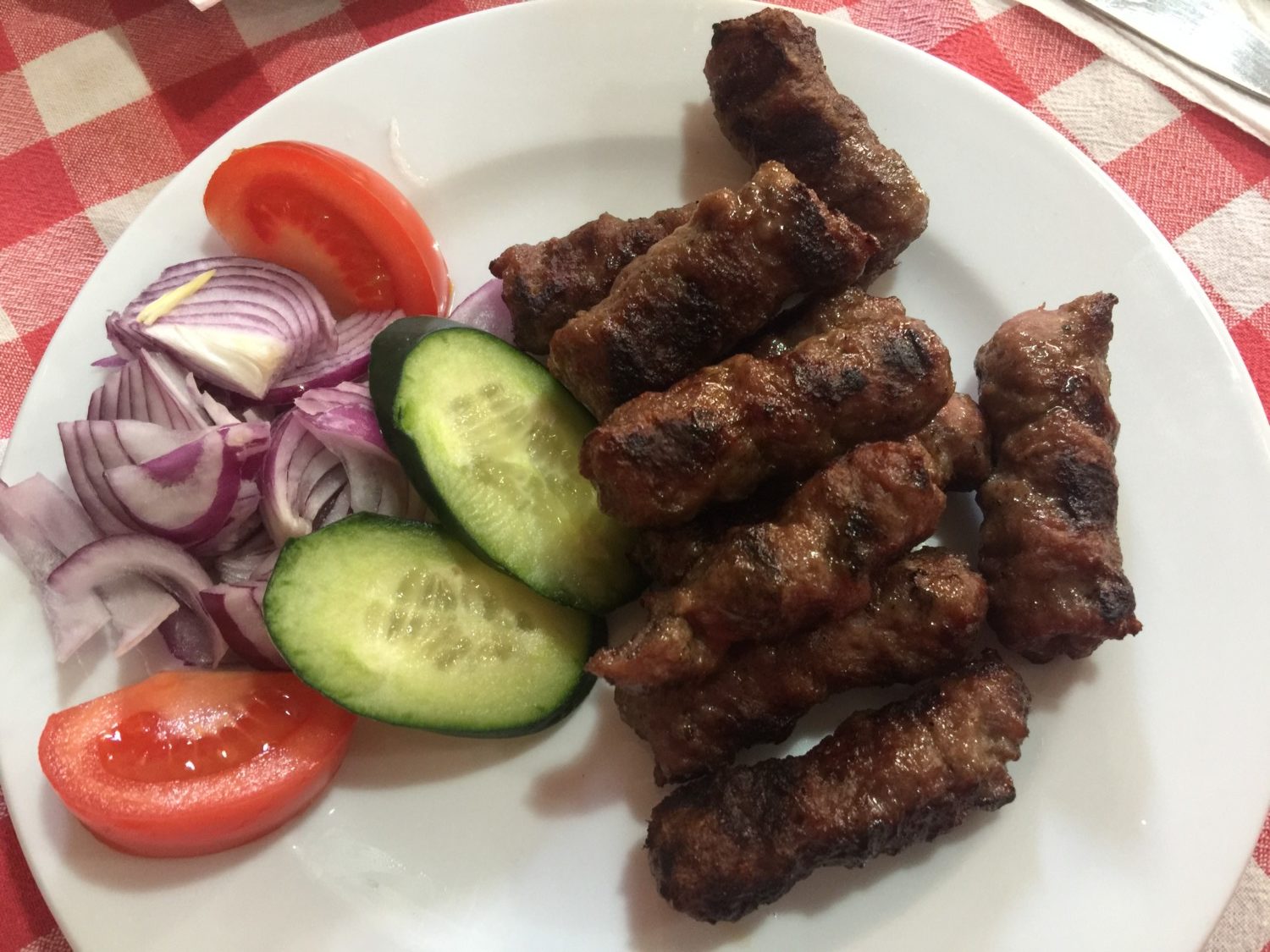piatto ćevapi a Stari Bar mangiare in montenegro