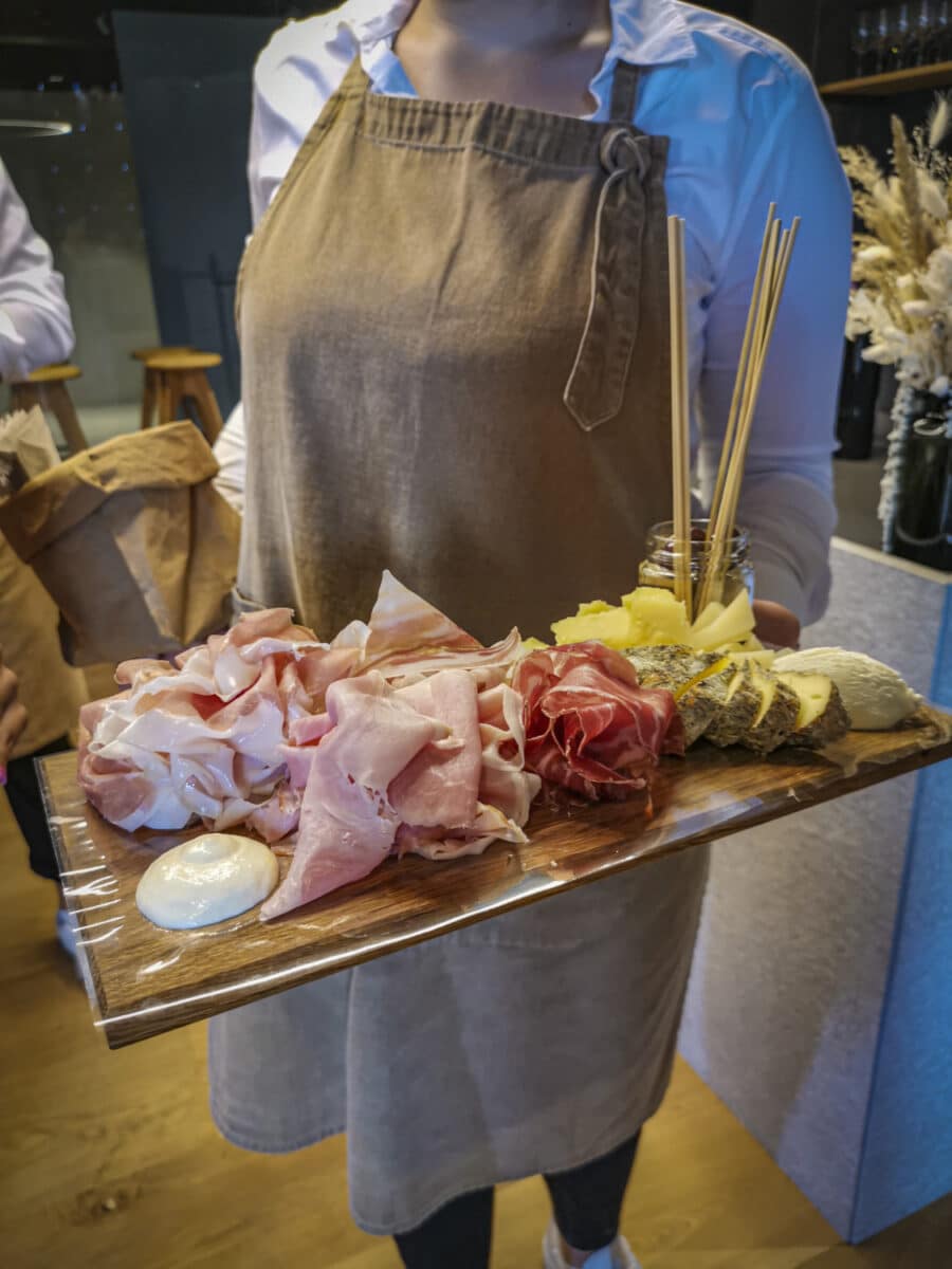 Degustazione all'enoteca del castello Degustazione all'enoteca del castello