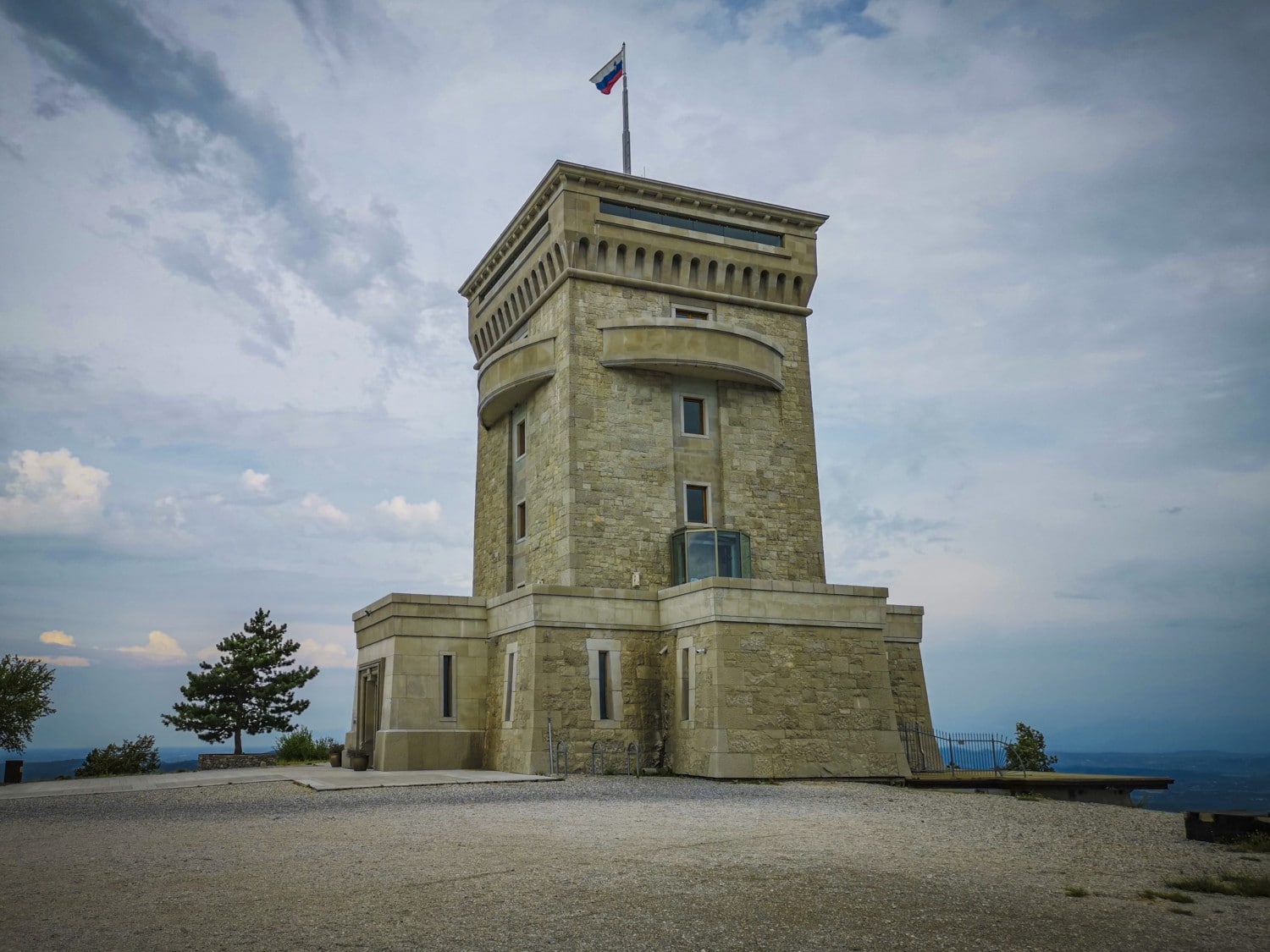 Il Monumento alla Pace di Cerje Il Monumento alla Pace di Cerje