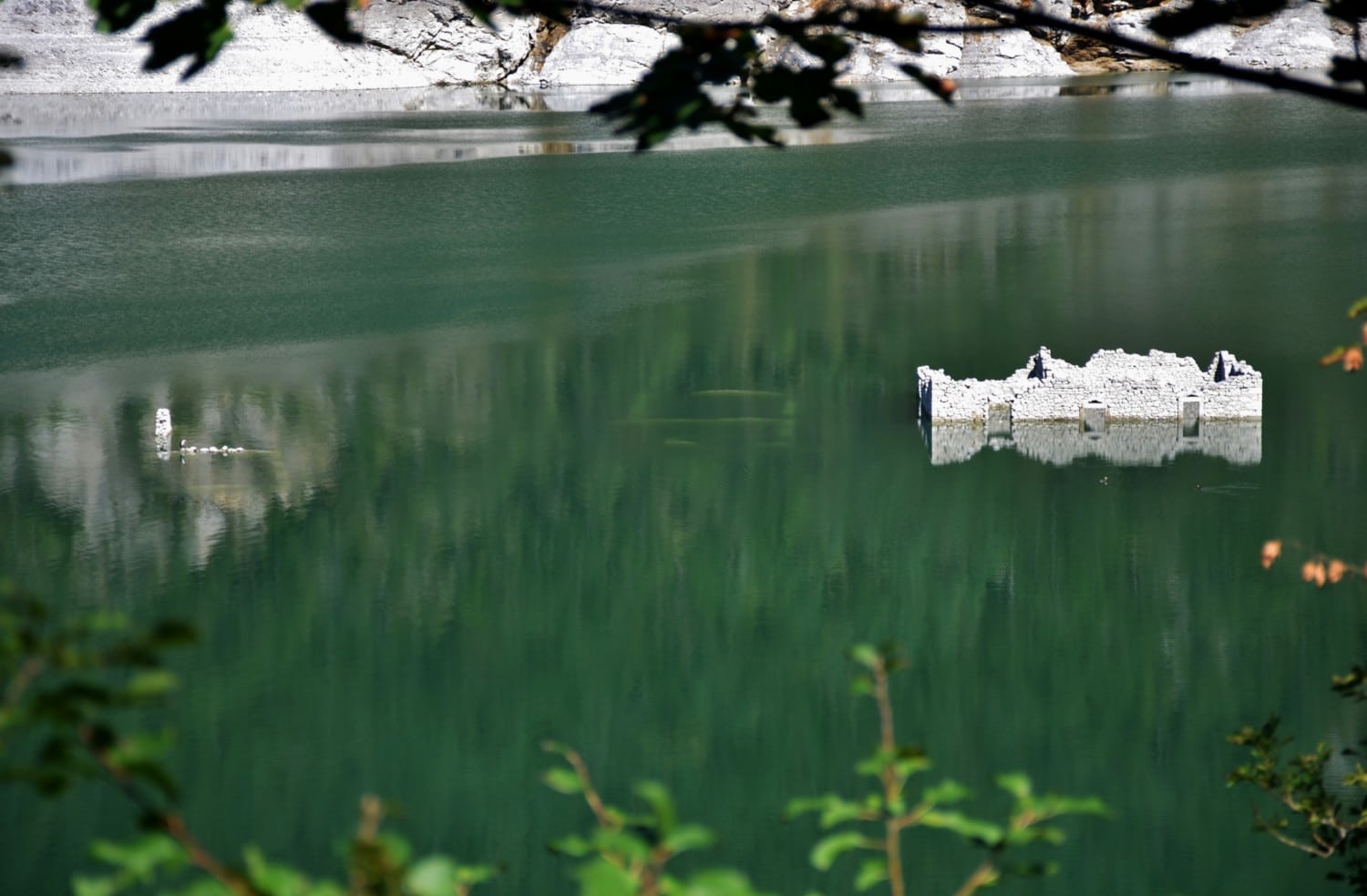 I resti del villaggio emergono dal lago I resti del villaggio emergono dal lago