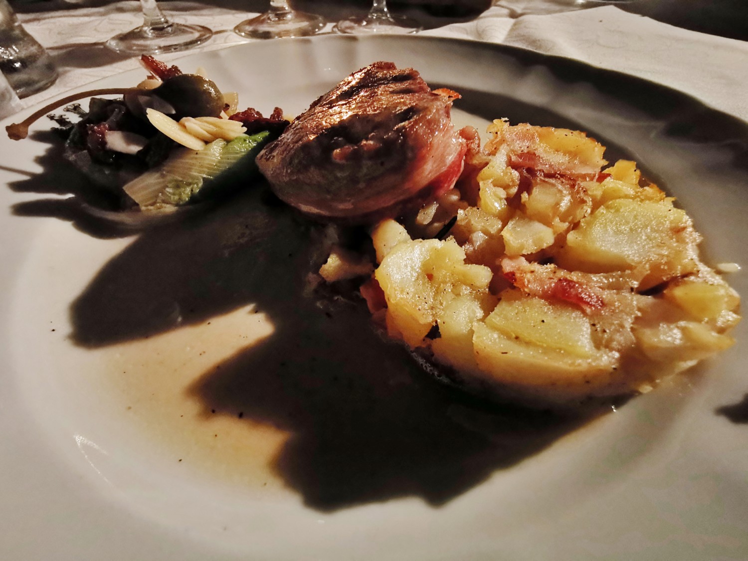 Filetto di maiale bardato al guanciale, tortino di patate, scarola ripassata Filetto di maiale bardato al guanciale, tortino di patate, scarola ripassata