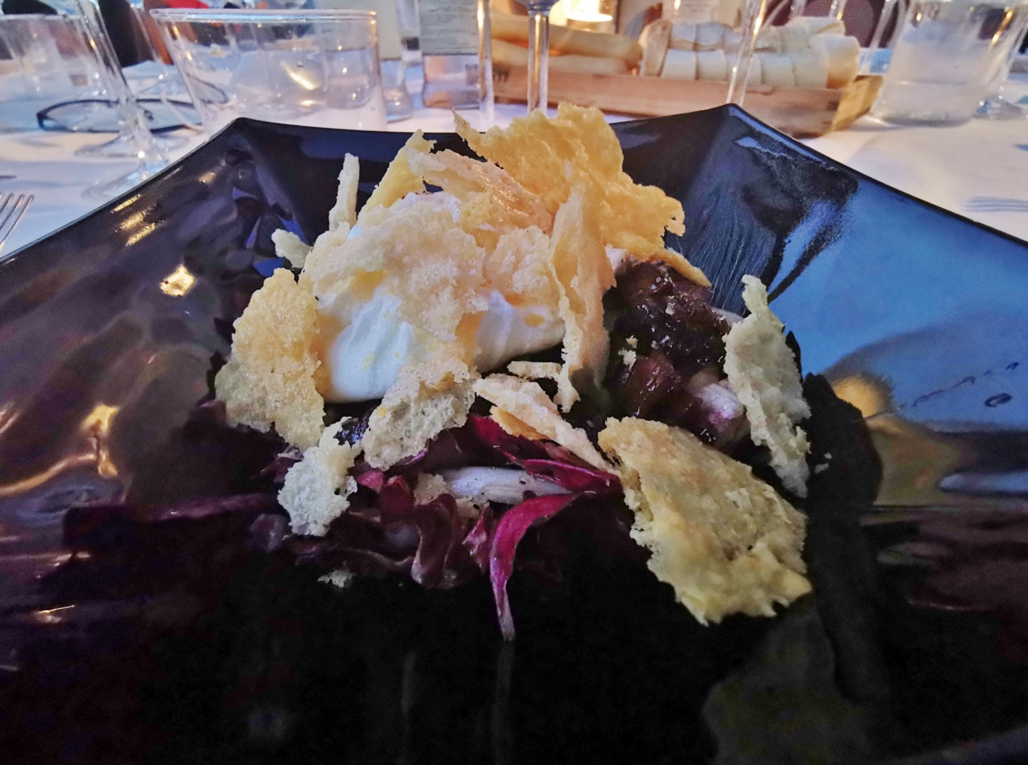 Insalatina tiepida di radicchio con uovo poché, cicciole di San Daniele sfumate al balsamico e frico croccante Insalatina tiepida di radicchio con uovo poché, cicciole di San Daniele sfumate al balsamico e frico croccante