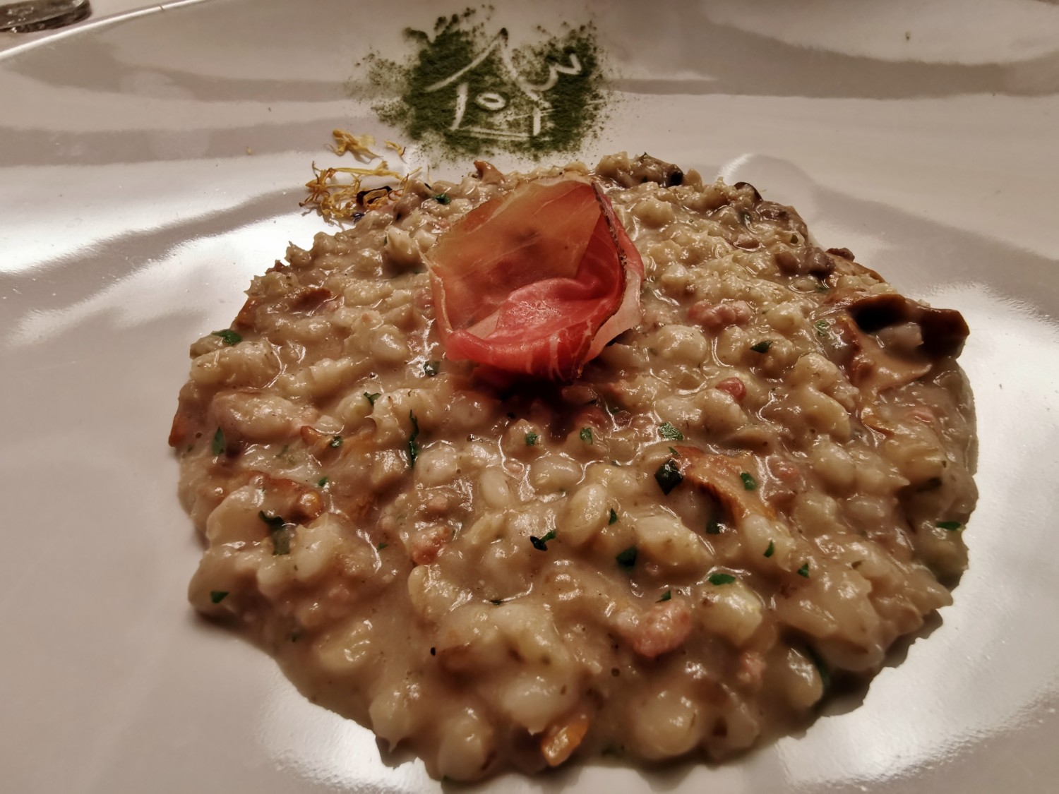 Orzotto con speck di Sauris e funghi Orzotto con speck di Sauris e funghi