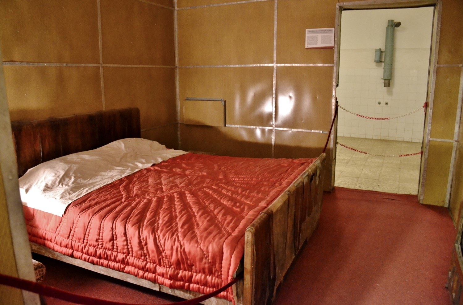 La camera da letto di Hoxha La camera da letto di Hoxha