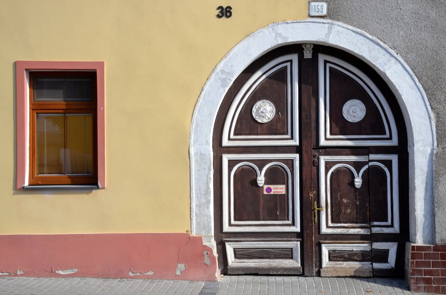 Uno dei caratteristici portoni di Svätý Jur Uno dei caratteristici portoni di Svätý Jur