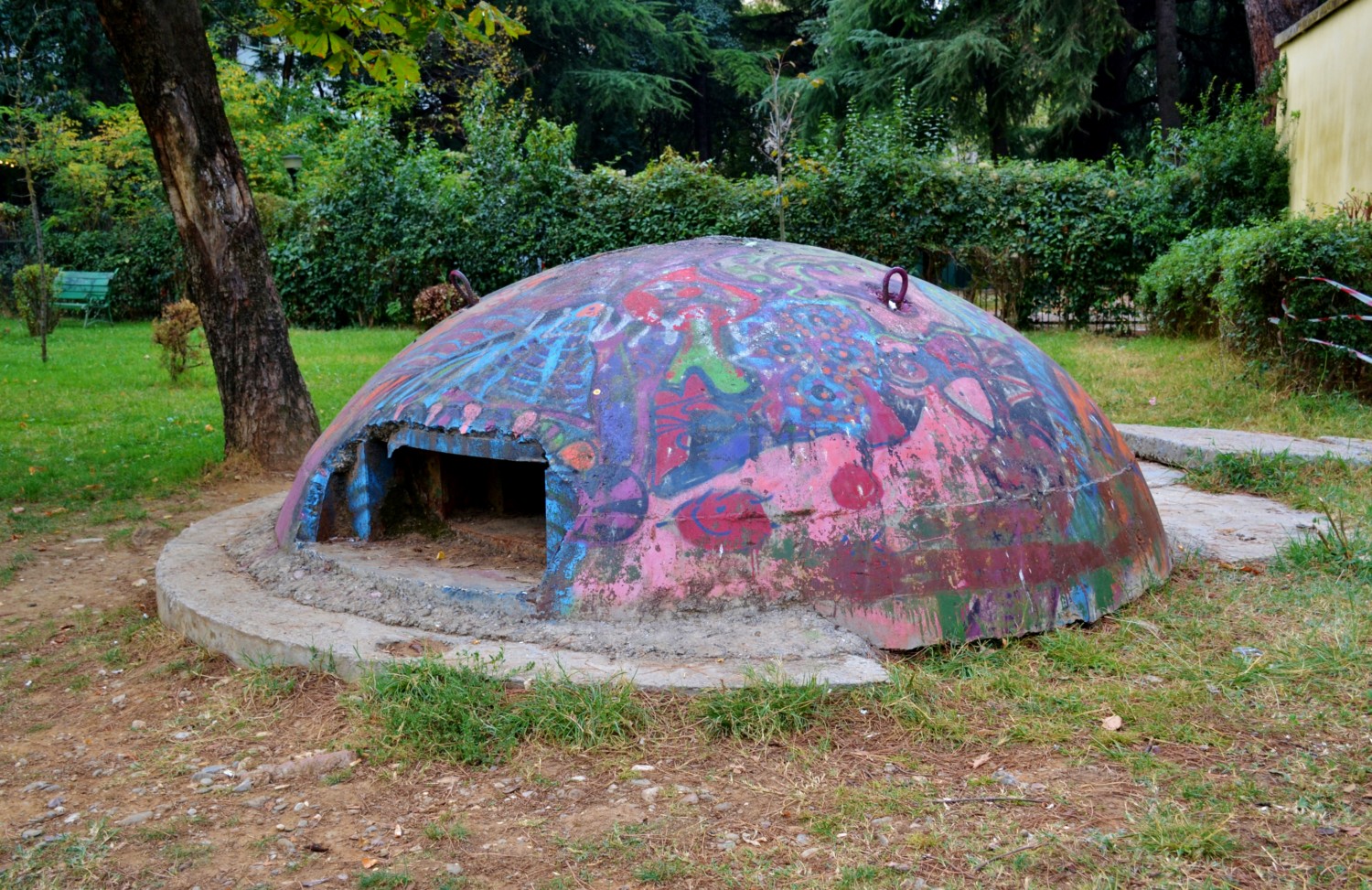 Un esempio di piccolo bunker a Tirana Un esempio di piccolo bunker a Tirana