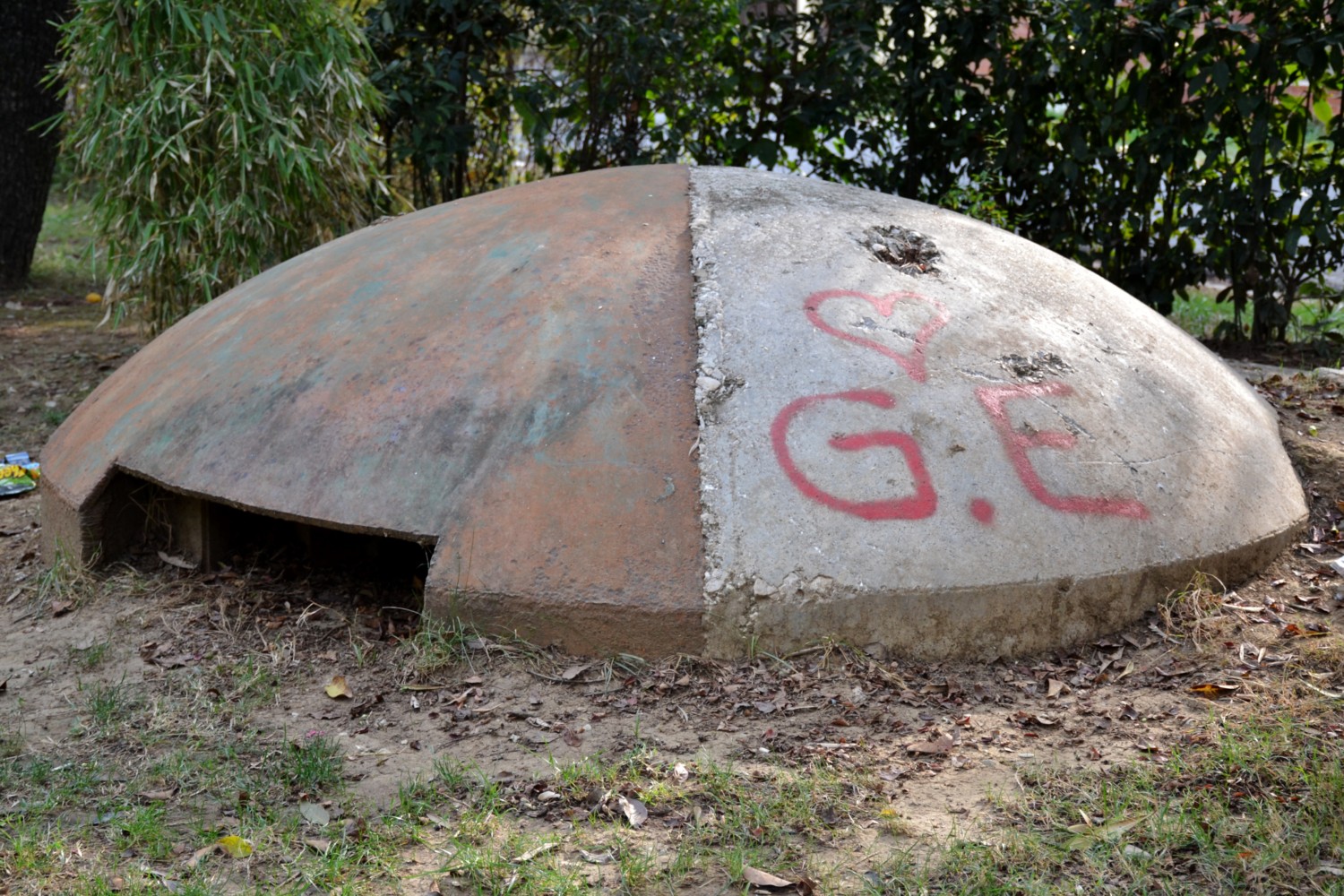Un esempio di piccolo bunker a Tirana Un esempio di piccolo bunker a Tirana
