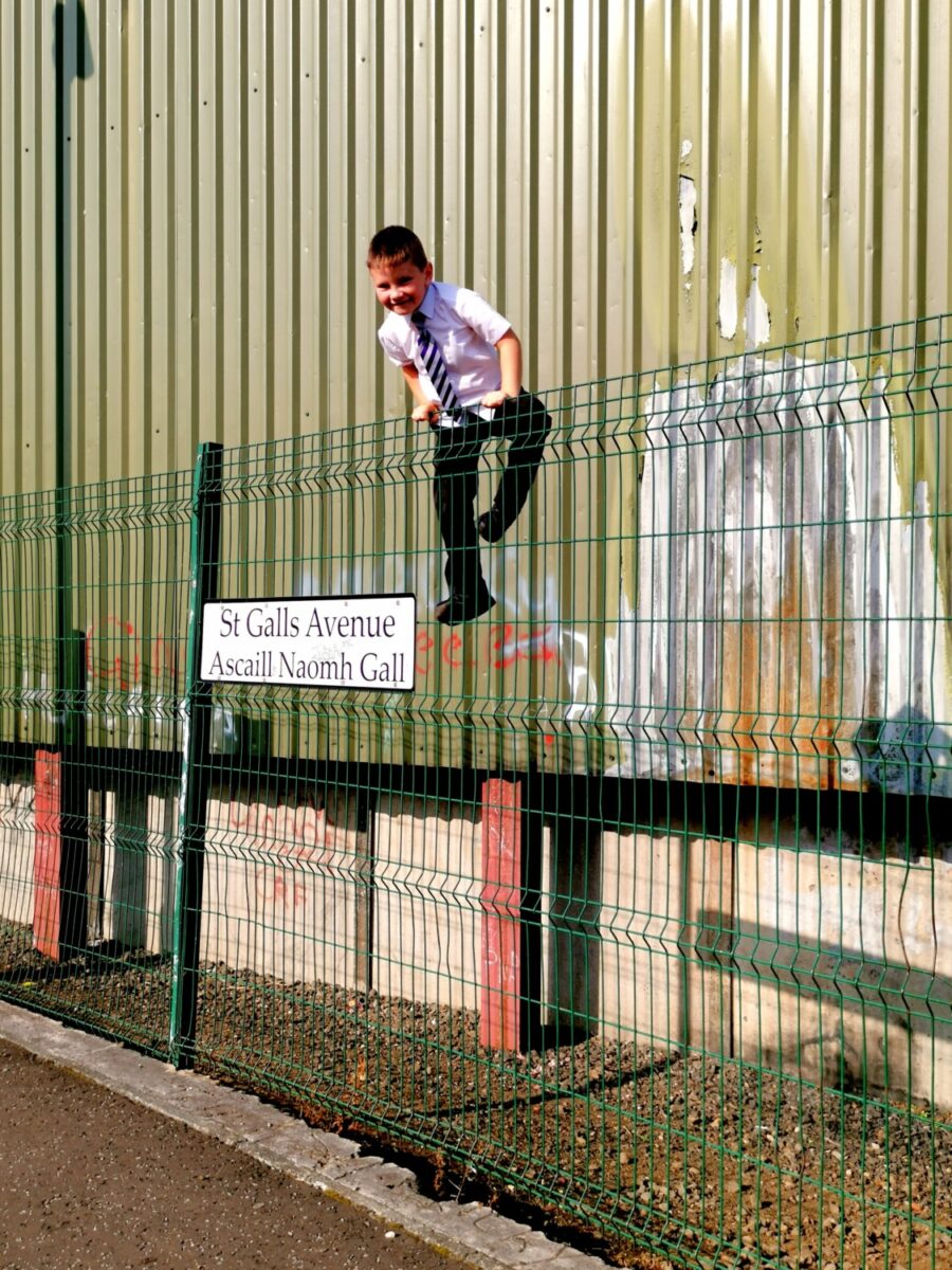 Bambini del quartiere cattolico giocano nei pressi delle Peace Lines Bambini del quartiere cattolico giocano nei pressi delle Peace Lines