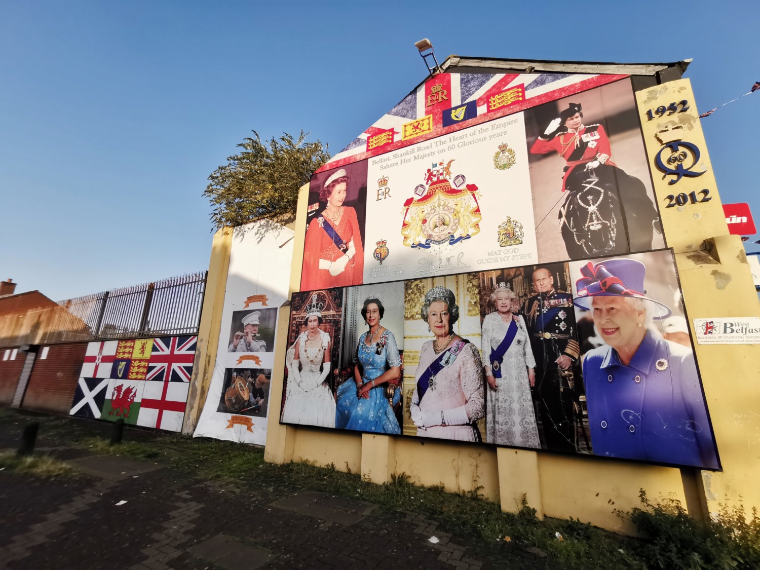 Manifesti della casa reale inglese in Shankill Road Manifesti della casa reale inglese in Shankill Road