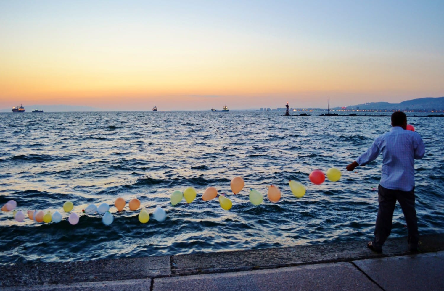 Venditore di pallonicini sul molo di Smirne Venditore di pallonicini sul molo di Smirne