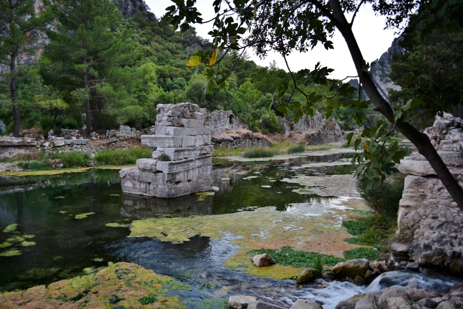 Le rovine di Olympos affiorano dalle acque del fiume Le rovine di Olympos affiorano dalle acque del fiume