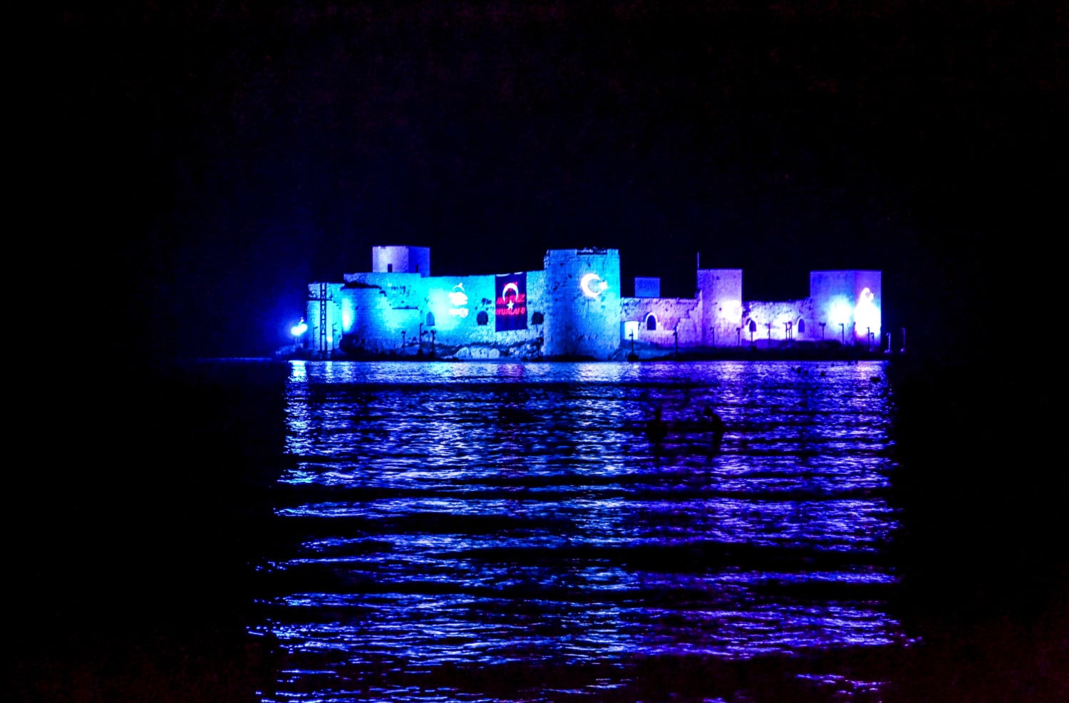 Il Castello di Kizkalesi con l'illuminazione notturna Il Castello di Kizkalesi con l'illuminazione notturna