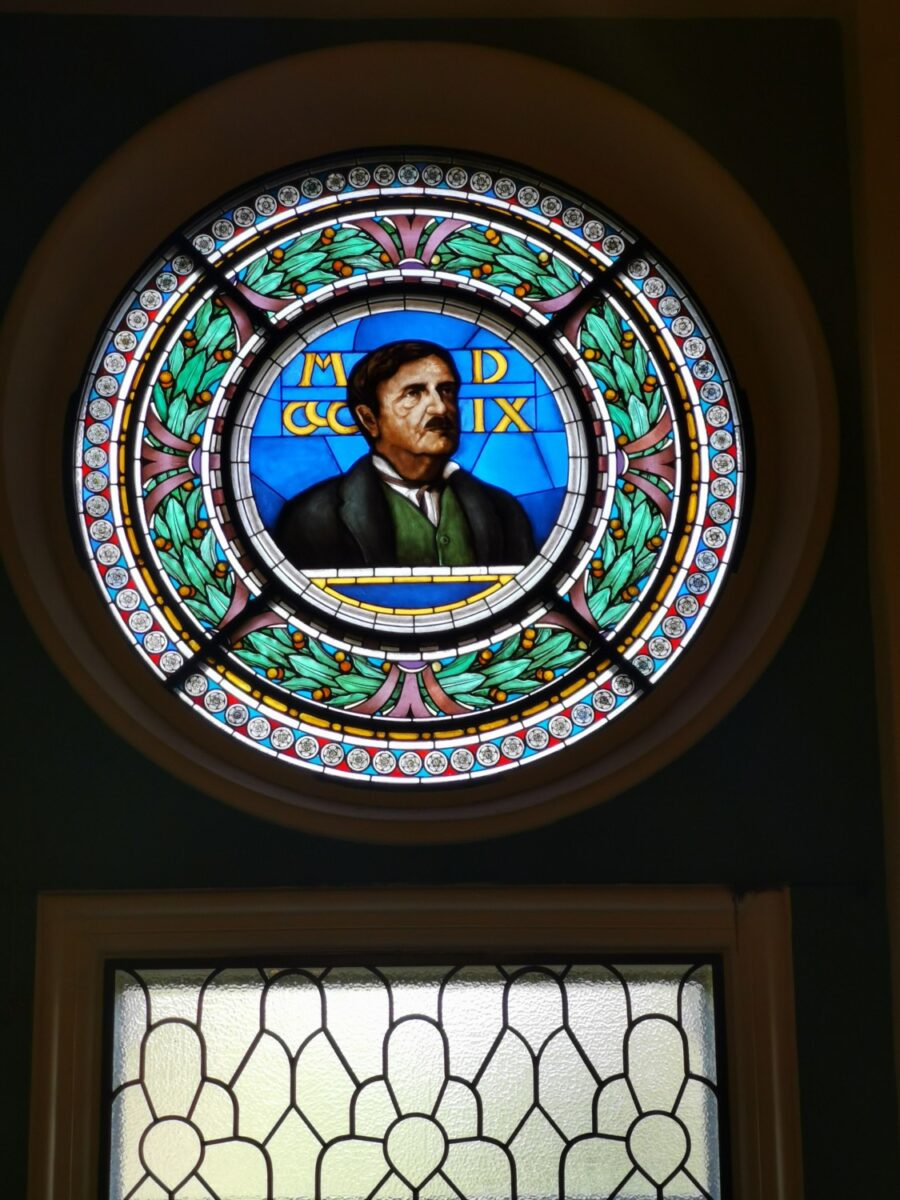 La vetrata con l'immagine di Mattei La vetrata con l'immagine di Mattei