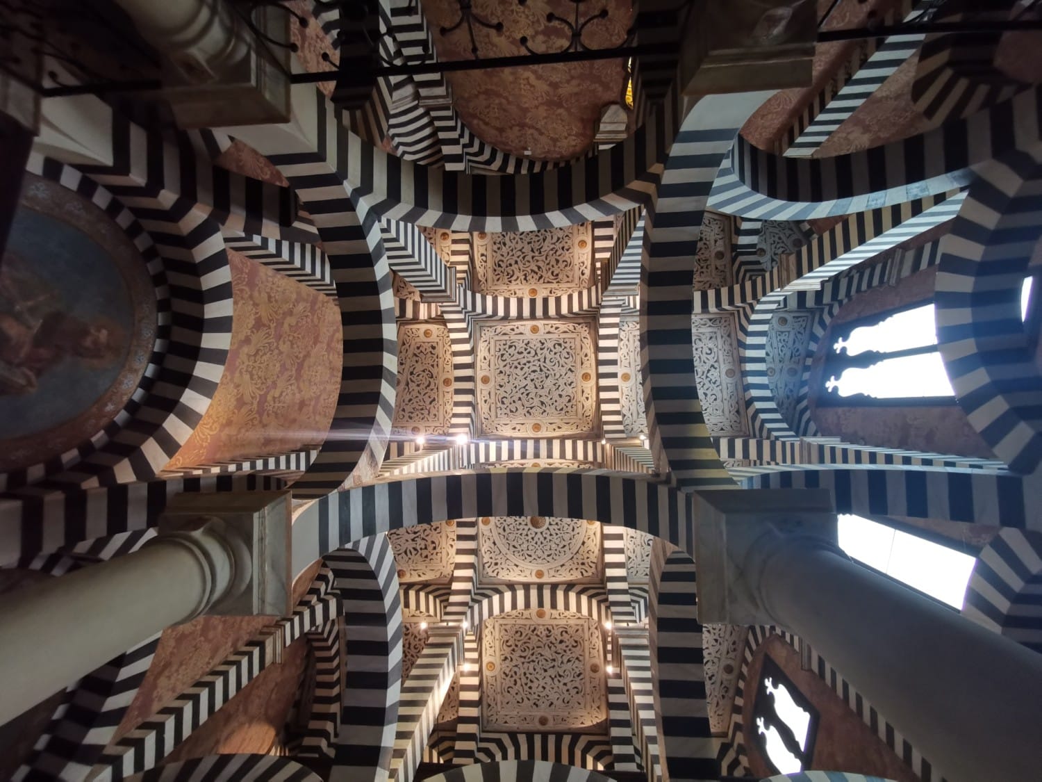 Il soffitto della cappella che ricorda l'architettura di Cordoba Il soffitto della cappella che ricorda l'architettura di Cordoba