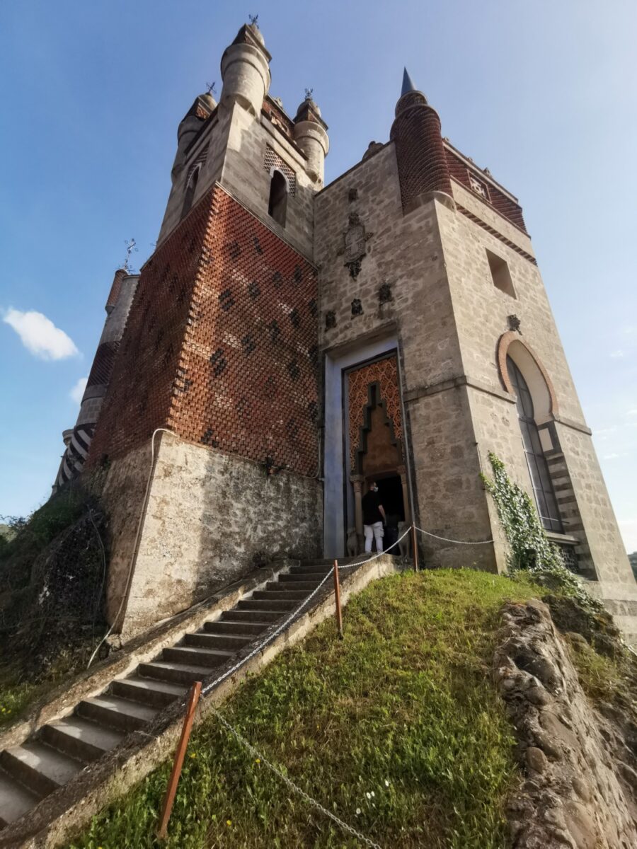 Una delle costruzioni all'interno del complesso del castello Una delle costruzioni all'interno del complesso del castello