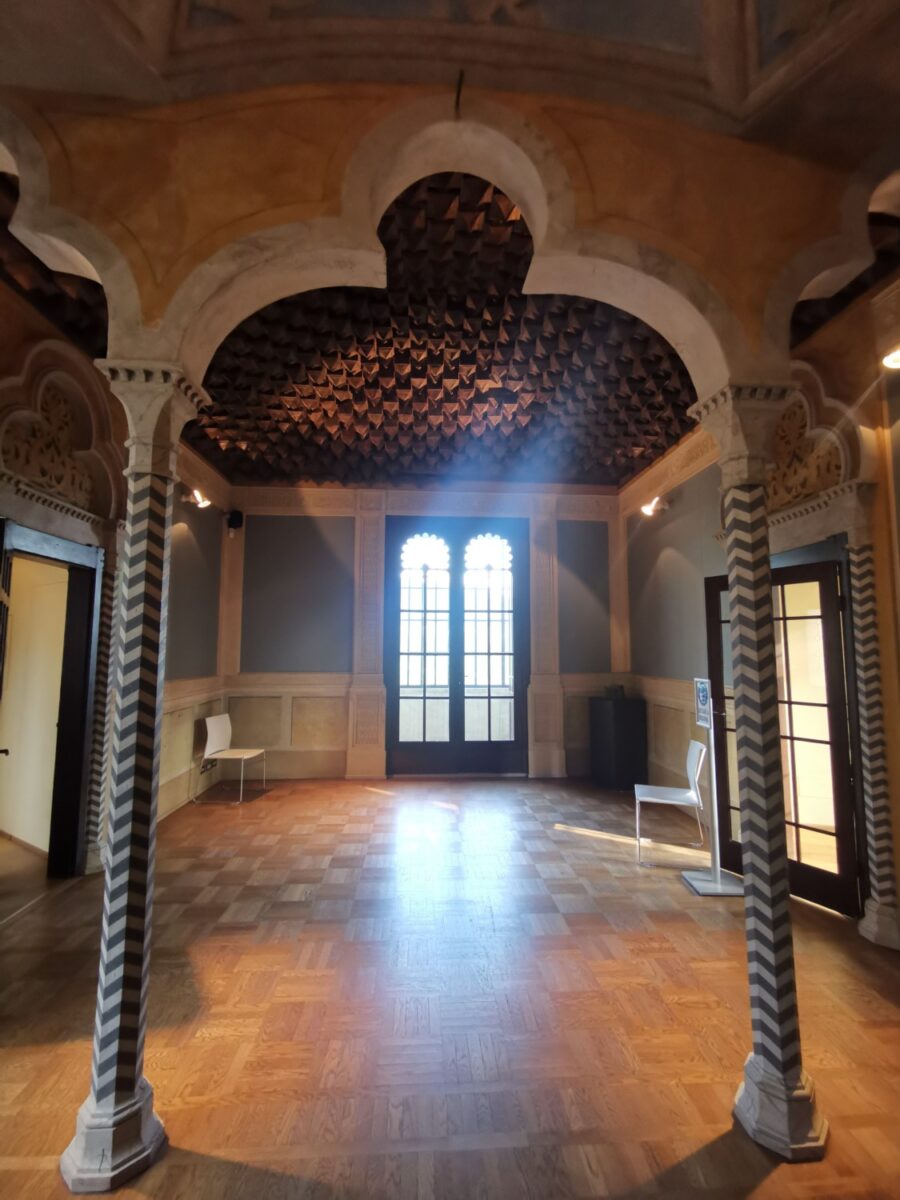 Suggestioni moresche in una delle sale interne Suggestioni moresche in una delle sale interne