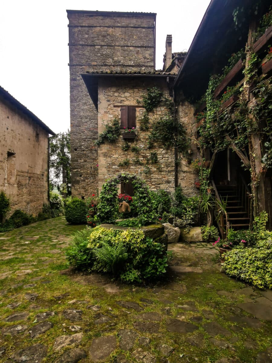 L'agriturismo ricavato nelle antiche strutture nei pressi della pieve L'agriturismo ricavato nelle antiche strutture nei pressi della pieve