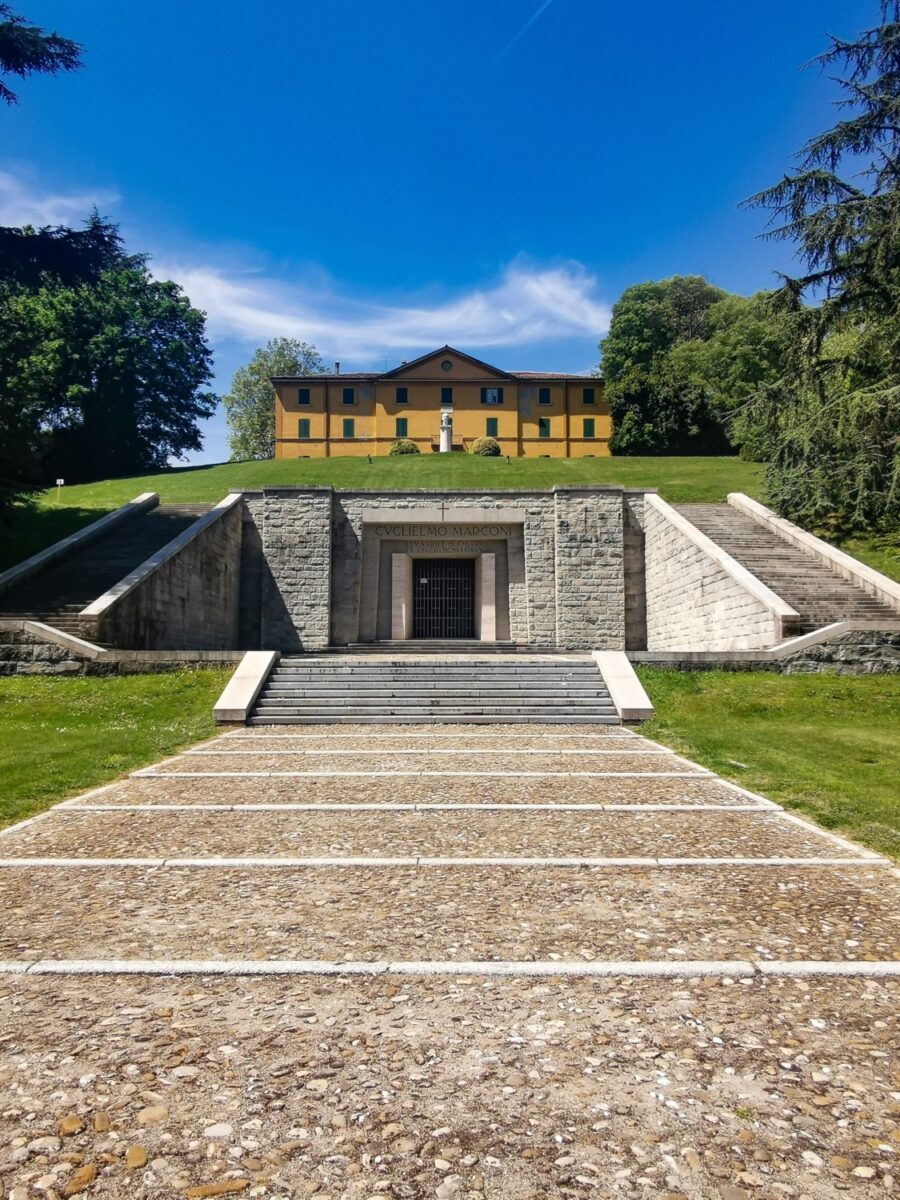 La Fondazione Marconi con il mausoleo La Fondazione Marconi con il mausoleo