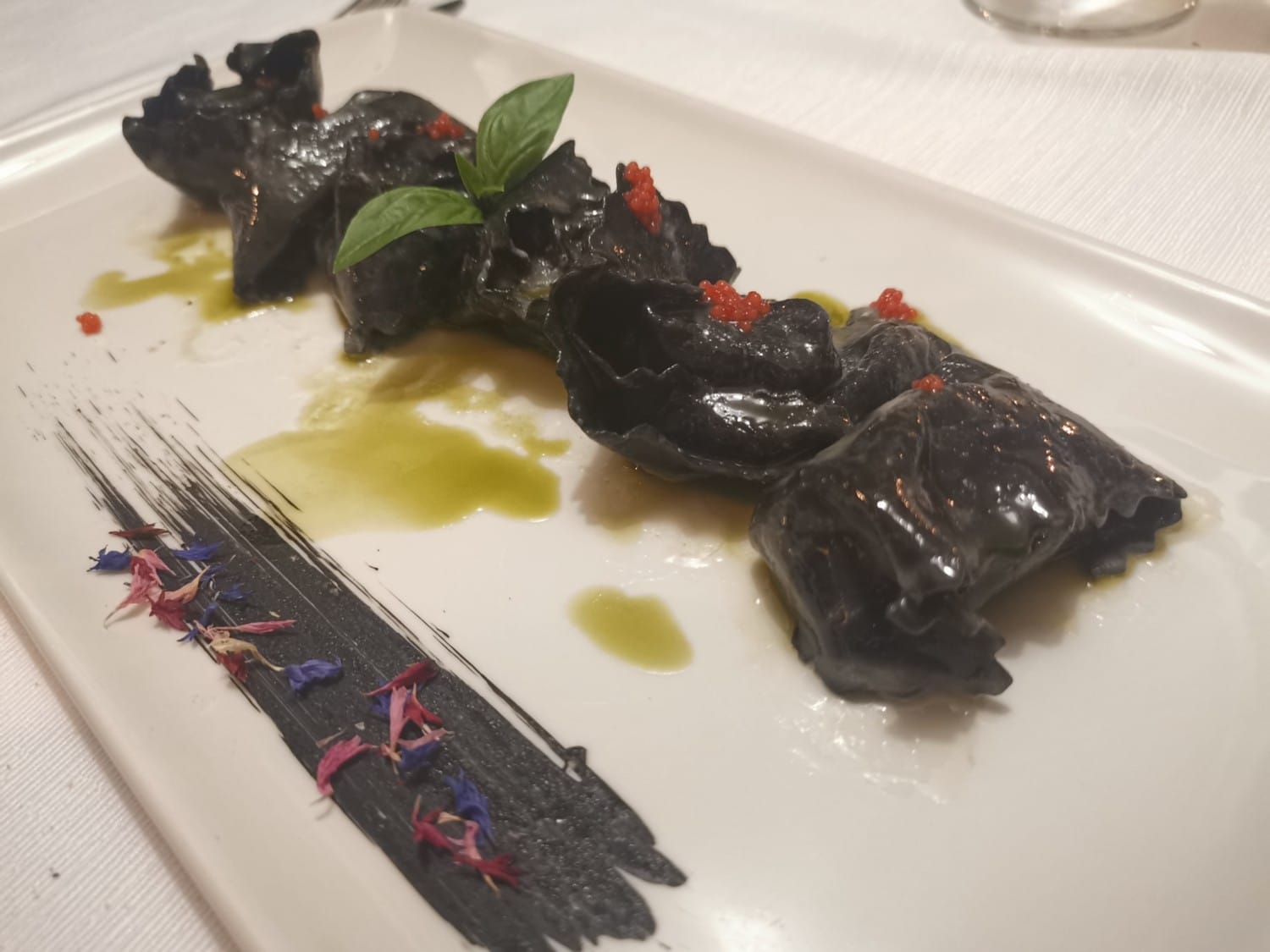 Ravioli al nero di seppia, ripieni al branzino con burro al basilico Ravioli al nero di seppia, ripieni al branzino con burro al basilico