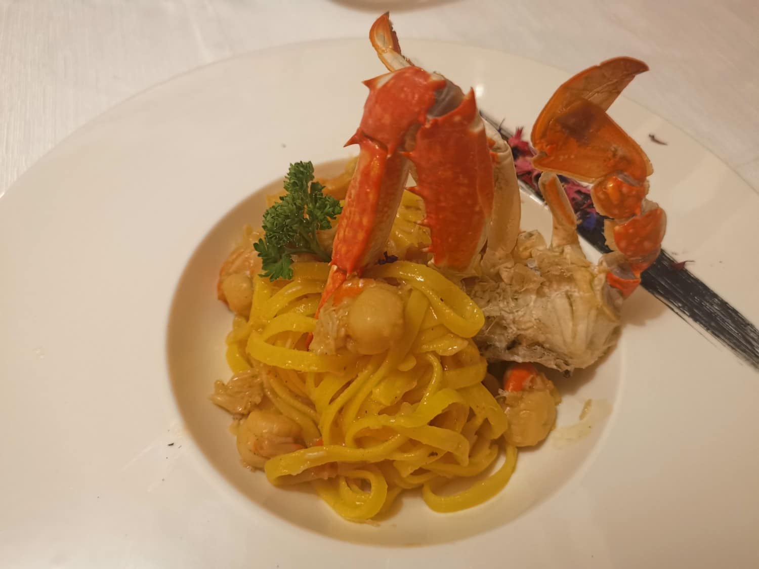 Tagliolini di pasta all'uovo con capesante e polpa di granchio reale Tagliolini di pasta all'uovo con capesante e polpa di granchio reale