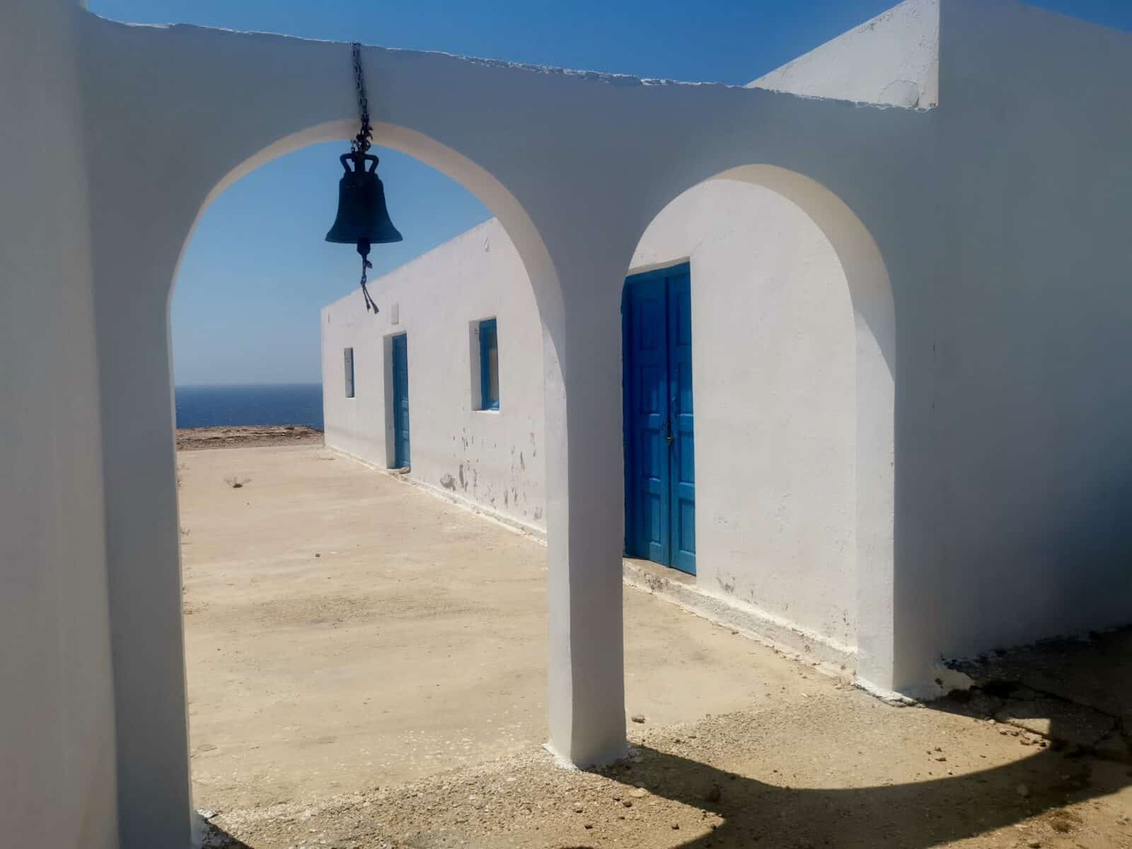 Chiesetta sopra la baia di Agios Theodoros Chiesetta sopra la baia di Agios Theodoros