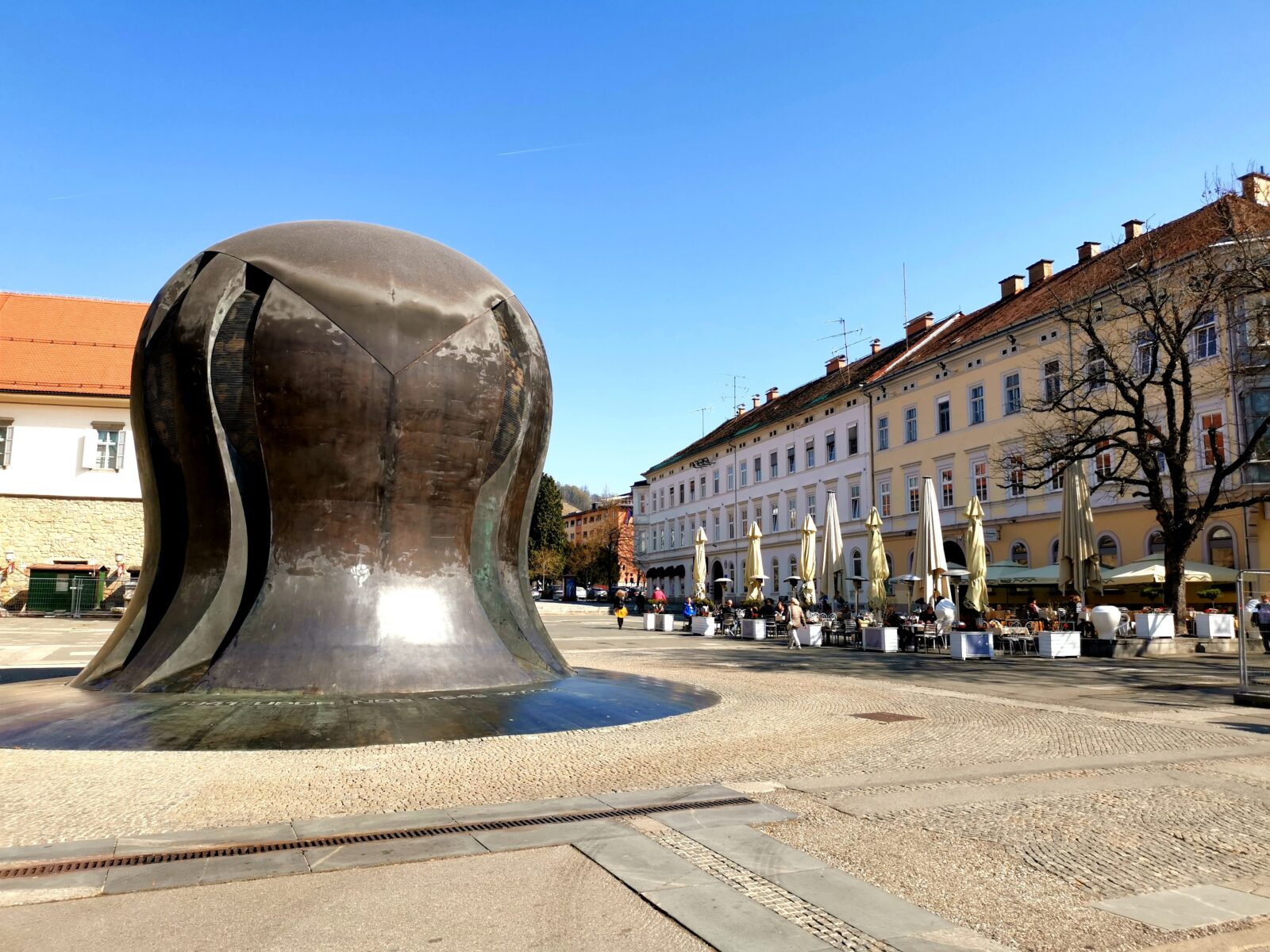 Il monumento in bronzo su Trg svobode Il monumento in bronzo su Trg svobode