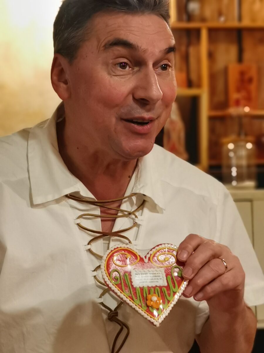 Il titolare della Gostilna Pri Lectarju mostra i suoi lavori Il titolare della Gostilna Pri Lectarju mostra i suoi lavori