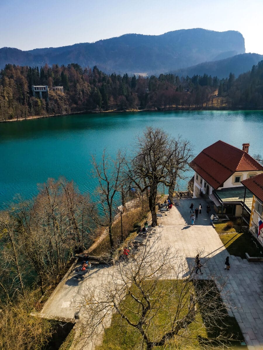 Scorcio dall'isola in mezzo al lago Scorcio dall'isola in mezzo al lago