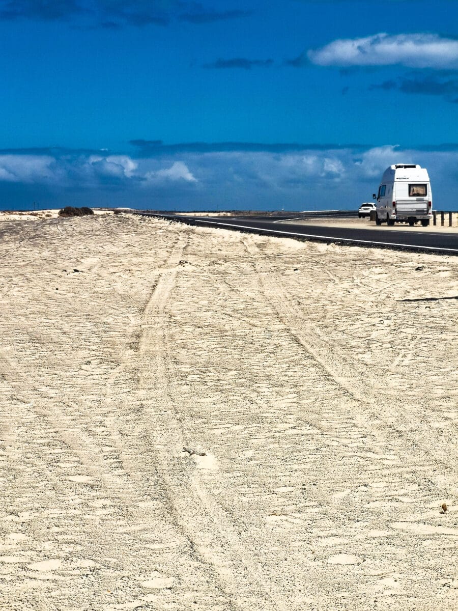 La strada in mezzo alle dune La strada in mezzo alle dune