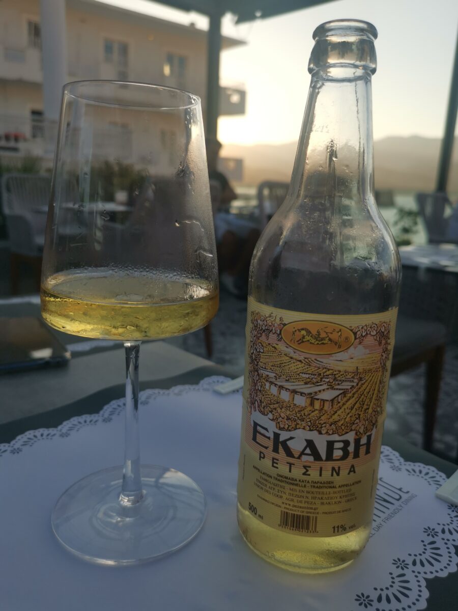 Un bicchiere di Retsina in un bar a Pigadia Un bicchiere di Retsina in un bar a Pigadia