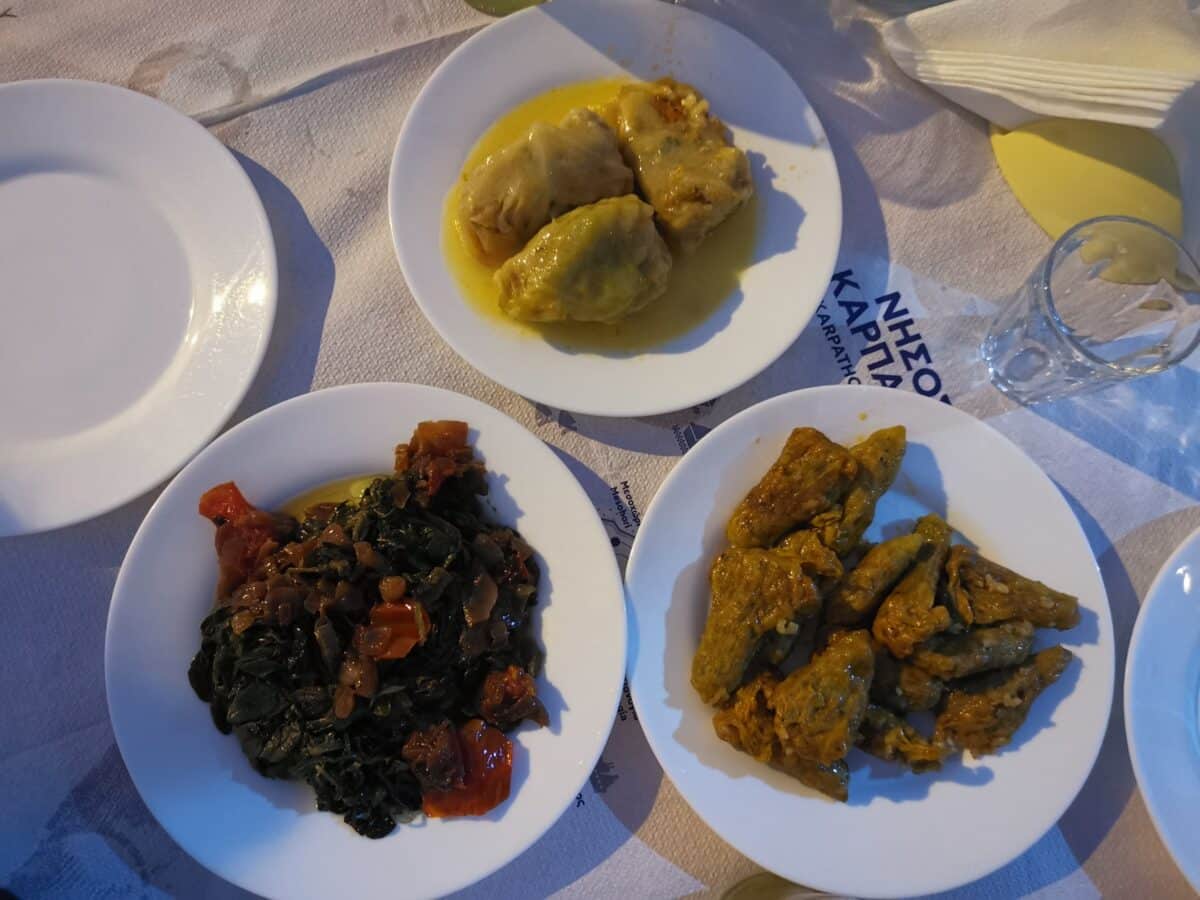 Dolmades, spinaci karpatiani e fiori di zucca ripieni Dolmades, spinaci karpatiani e fiori di zucca ripieni