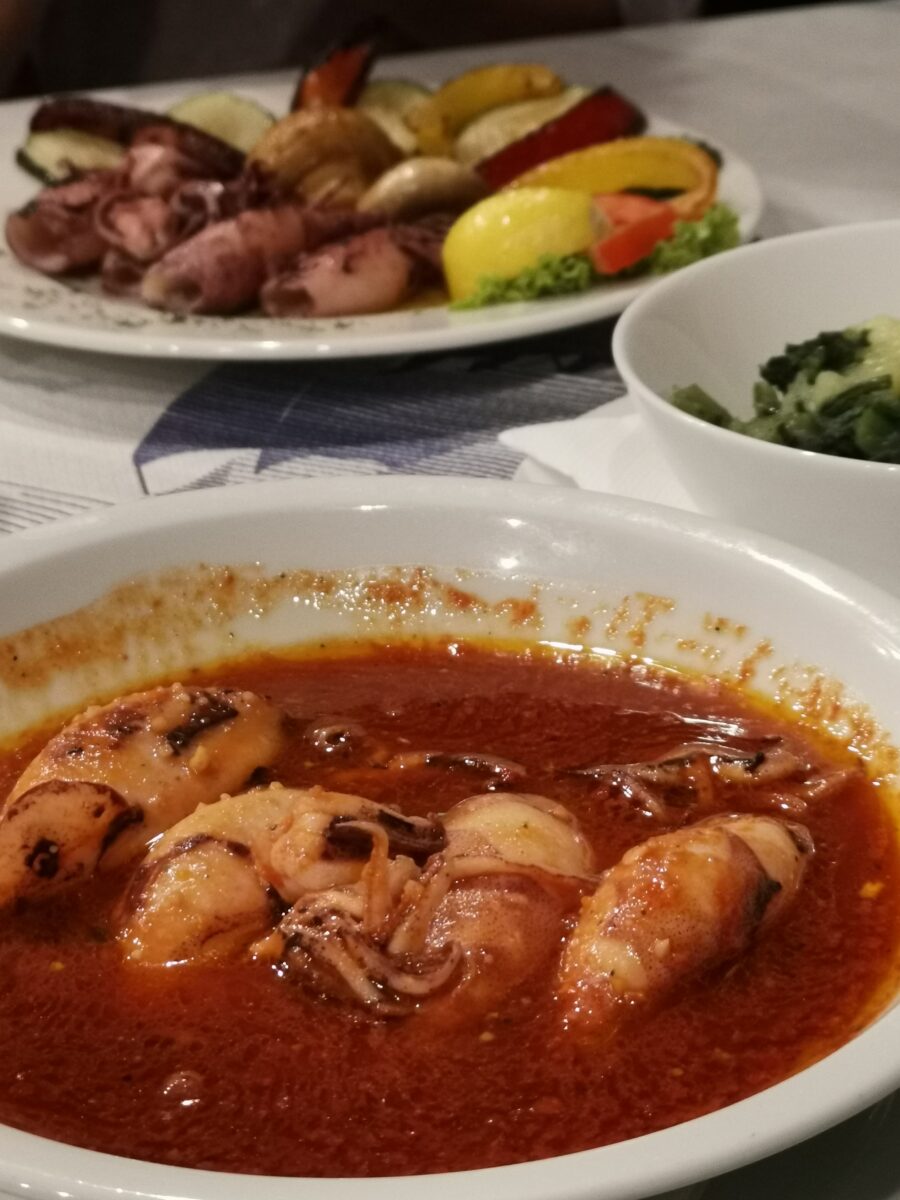 Calamari della casa con sughetto di aglio e vino Calamari della casa con sughetto di aglio e vino