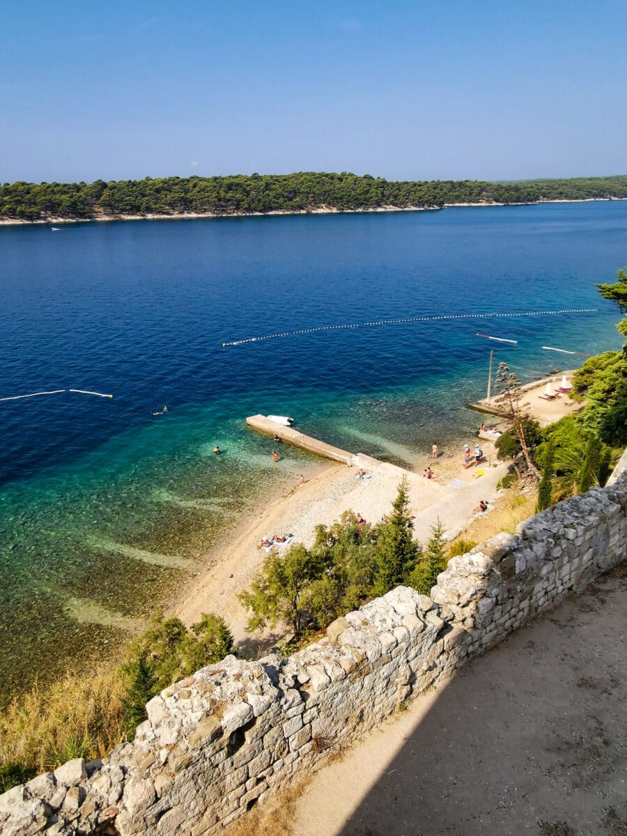 Vista dall'alto del lungomare di Rab Vista dall'alto del lungomare di Rab