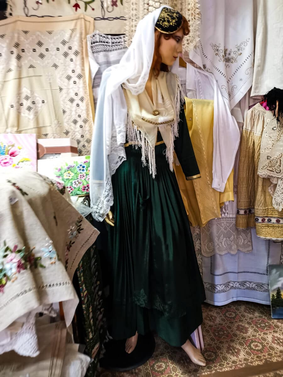 Negozio di tessuti tradizionali a Karya Negozio di tessuti tradizionali a Karya