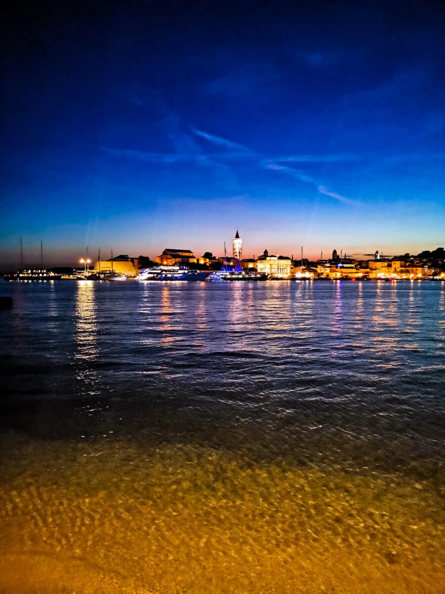 Lungomare di notte a Banjol Lungomare di notte a Banjol