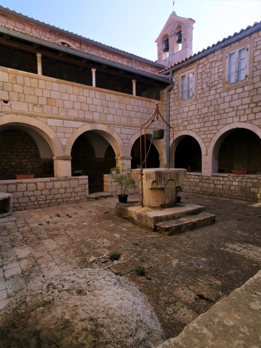 Il chiostro del convento di Sant'Eufemia Il chiostro del convento di Sant'Eufemia