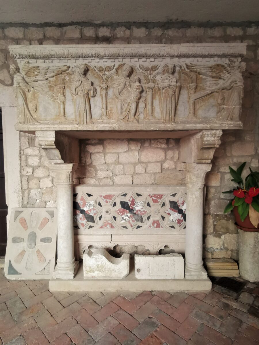 Dettagli del chiostro del convento di Sant'Eufemia Dettagli del chiostro del convento di Sant'Eufemia