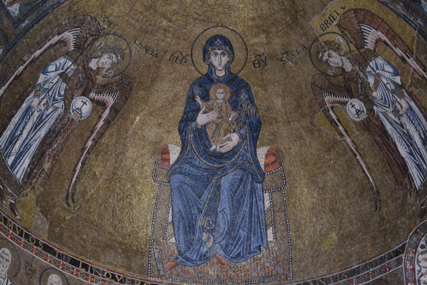 Il mosaico con la Madonna tra gli Arcangeli Michele e Grabriele Il mosaico con la Madonna tra gli Arcangeli Michele e Grabriele