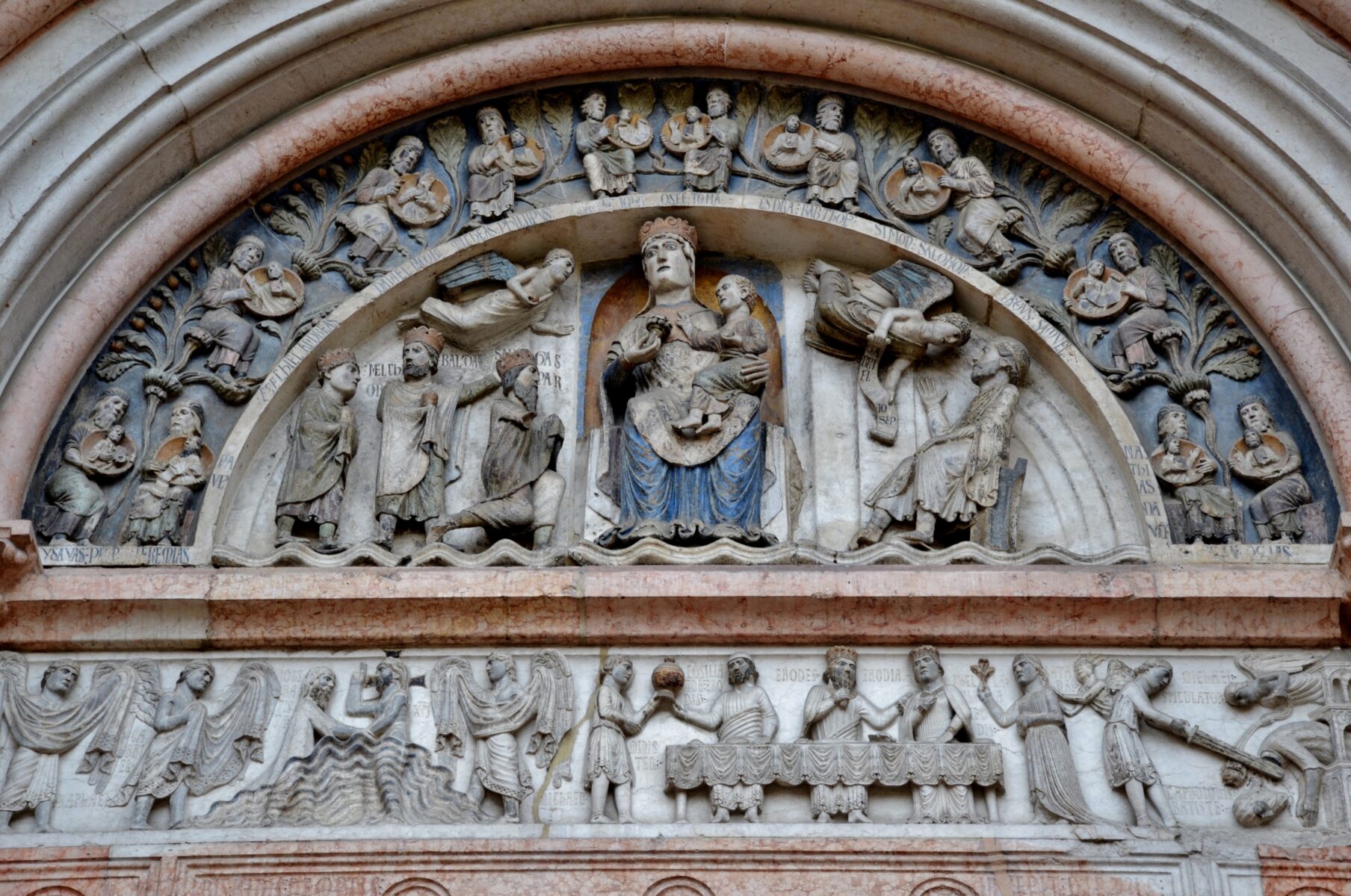 La lunetta del portale della Vergine nel Battistero La lunetta del portale della Vergine nel Battistero