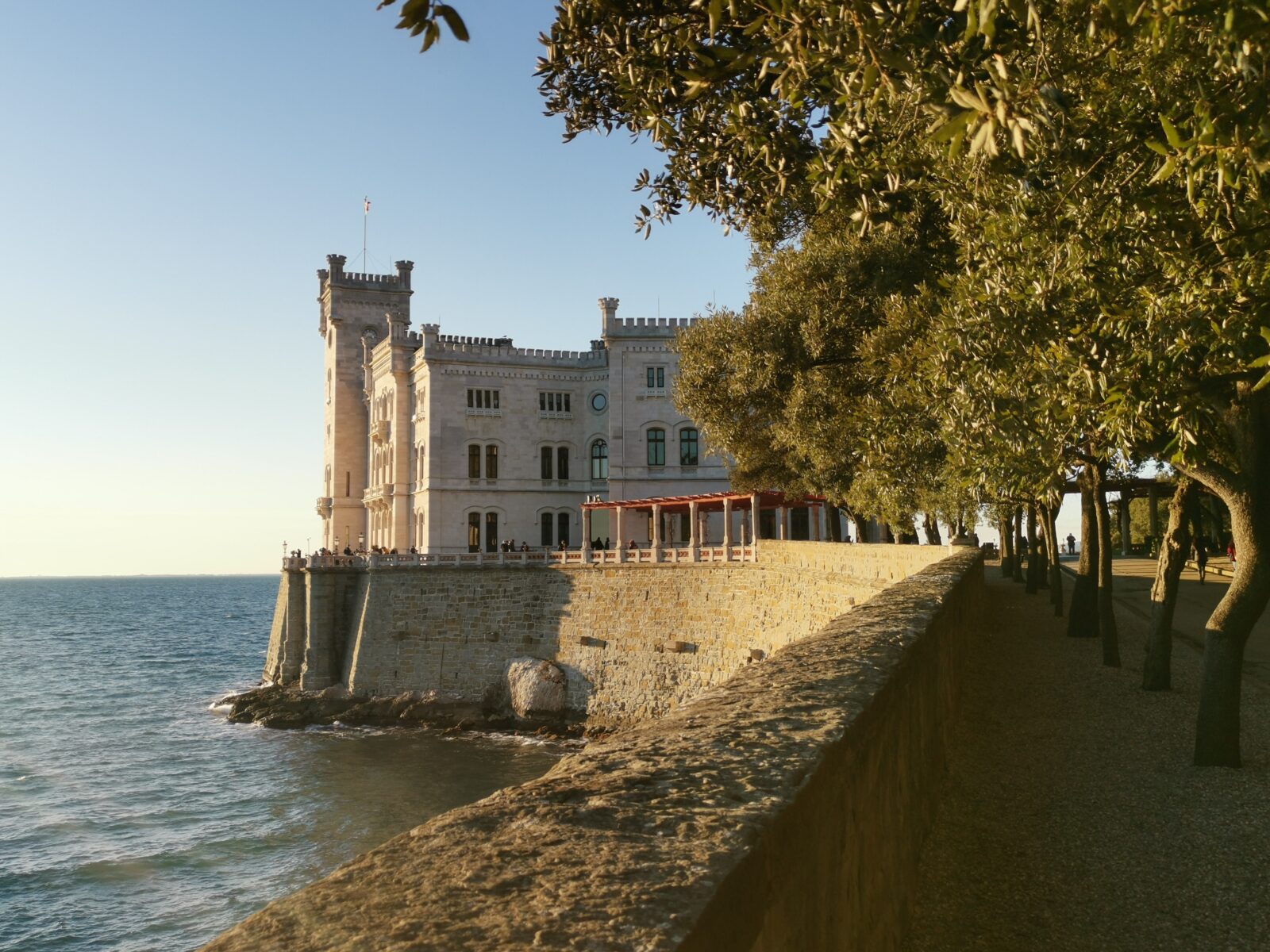La passeggiata verso il Castello di Miramare La passeggiata verso il Castello di Miramare