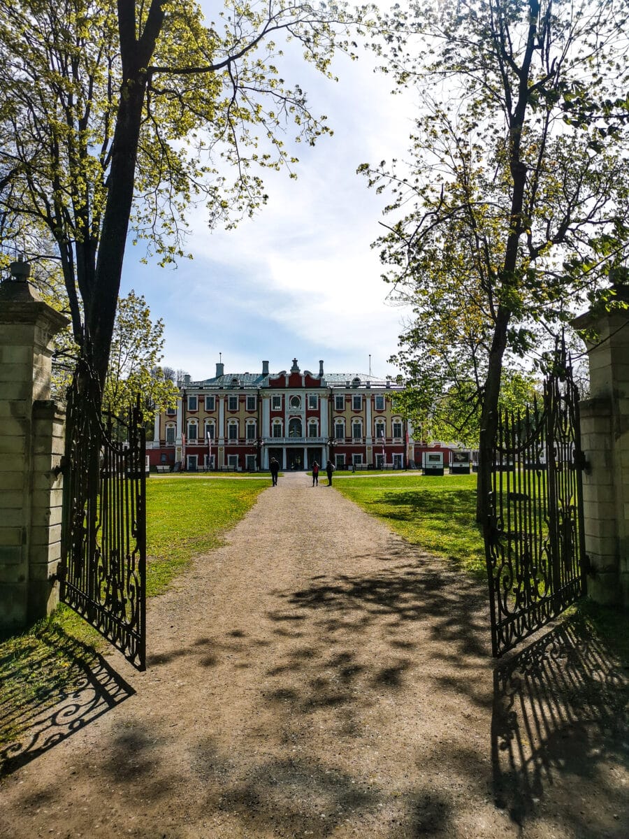 L'ingresso al Palazzo dal Parco L'ingresso al Palazzo dal Parco