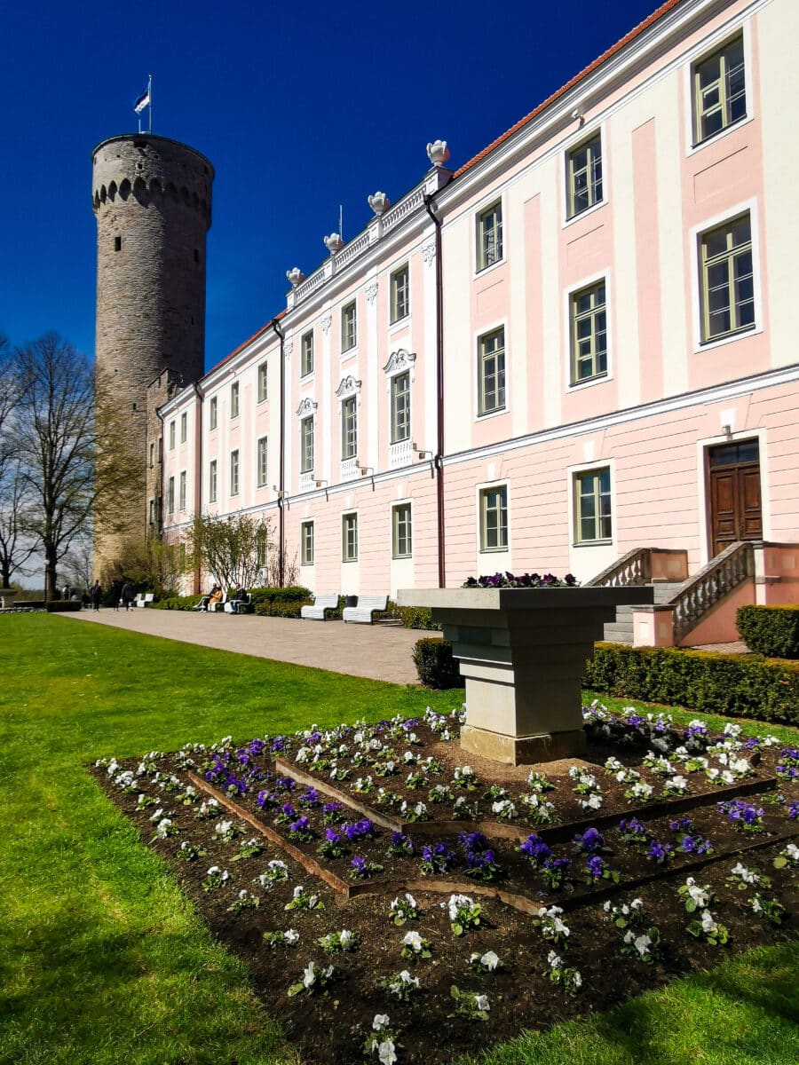 Pikk Hermann torn con il Giardino del Governatore Pikk Hermann torn con il Giardino del Governatore