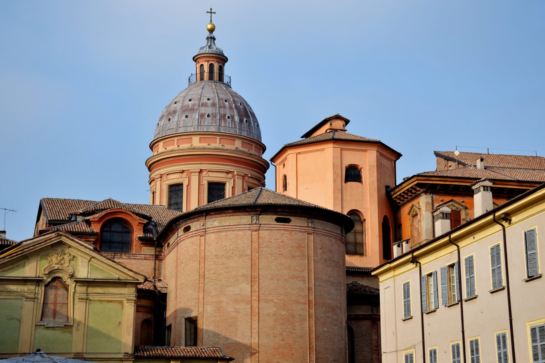 Scorcio dell'abside e della cupola del Duomo Scorcio dell'abside e della cupola del Duomo