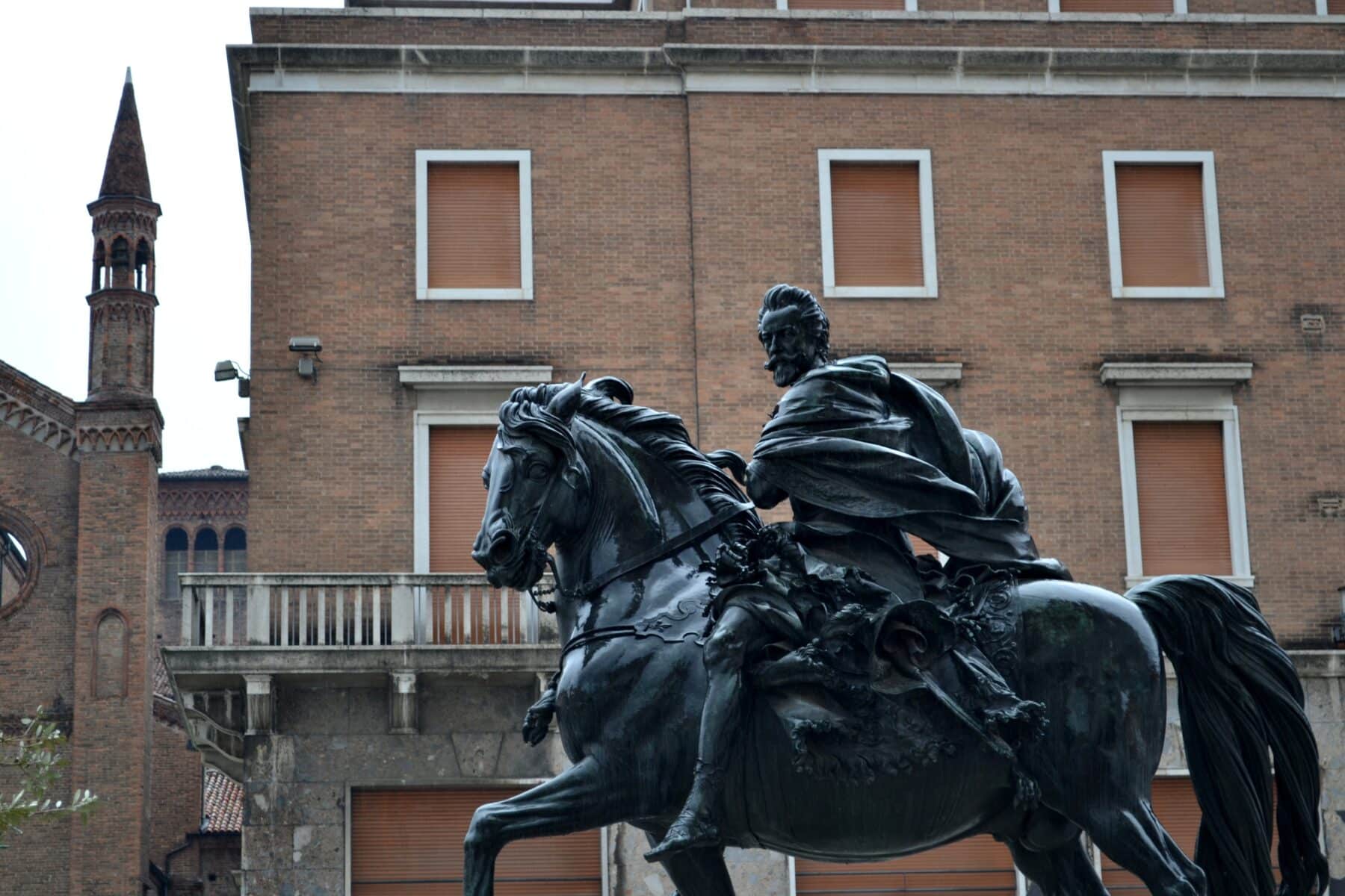 Statua equestre di Alessandro Farnese in piazza dei Cavalli Statua equestre di Alessandro Farnese in piazza dei Cavalli