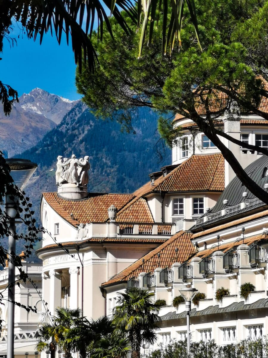 Dettaglio del Kurhaus con il gruppo delle Grazie danzanti Dettaglio del Kurhaus con il gruppo delle Grazie danzanti