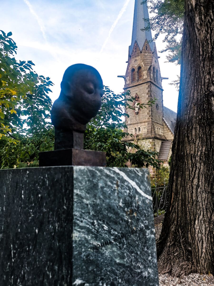 La statua dedicata a Kafka con alle spalle la chiesa evangelica La statua dedicata a Kafka con alle spalle la chiesa evangelica