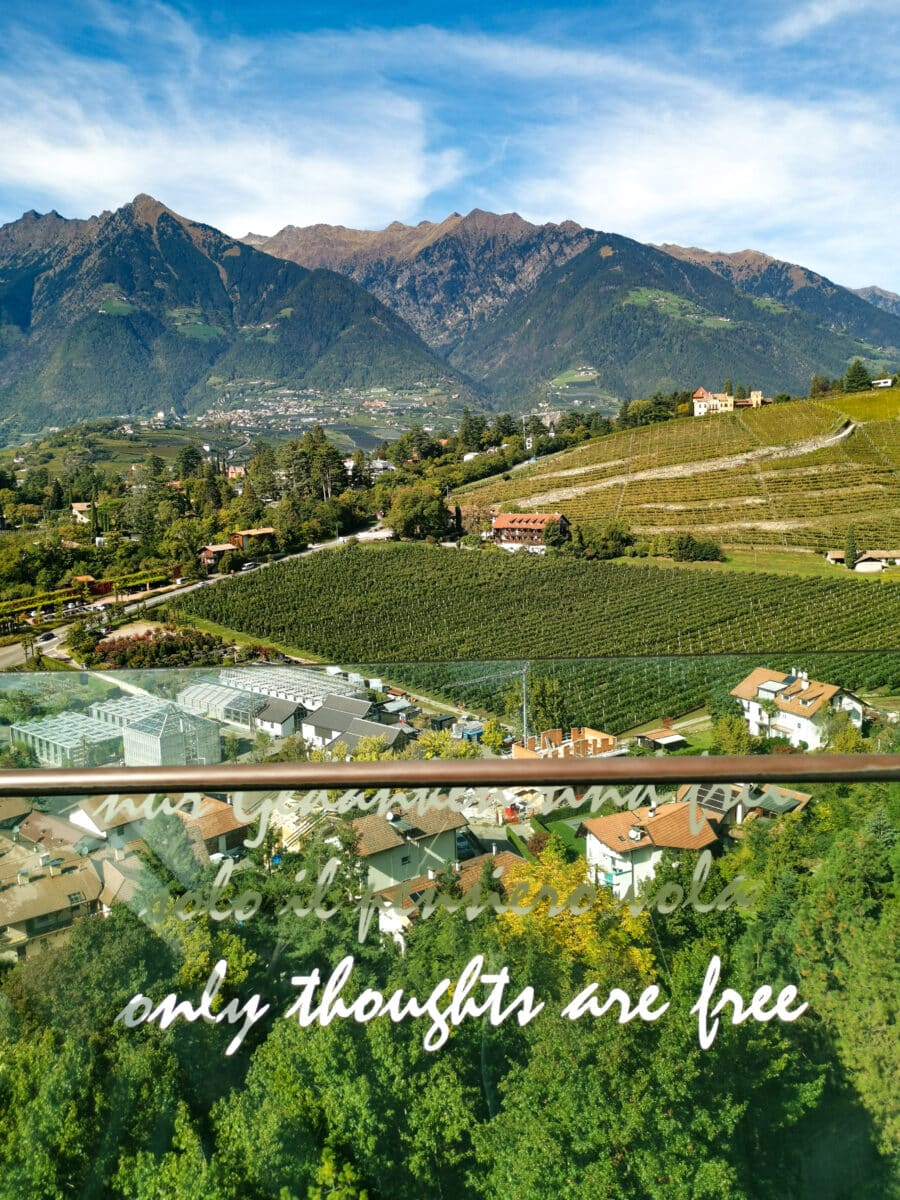 Una delle installazioni dei Giardini di Castel Trauttmansdorff Una delle installazioni dei Giardini di Castel Trauttmansdorff