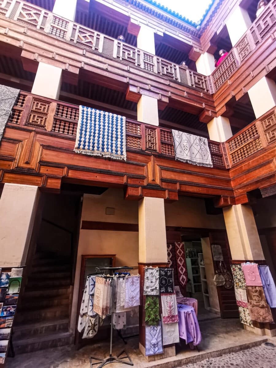 Il caravanserraglio con i negozi al piano terra Il caravanserraglio con i negozi al piano terra