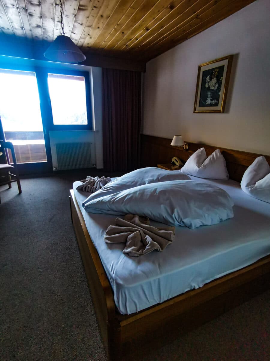 La mia camera con i piumoni ripiegati sul letto a formare un cuore La mia camera con i piumoni ripiegati sul letto a formare un cuore