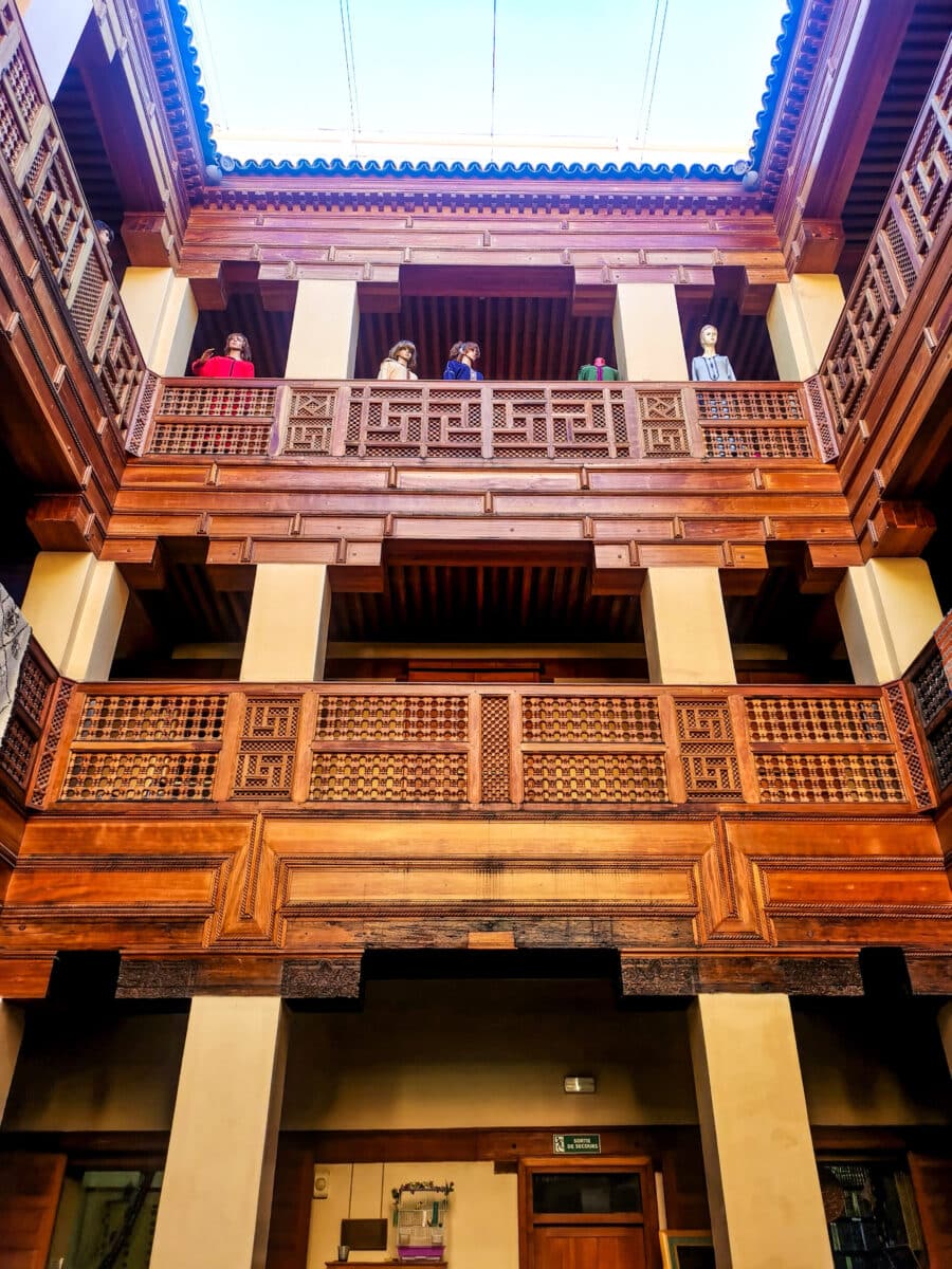 La struttura architettonica tipica di un caravanserraglio La struttura architettonica tipica di un caravanserraglio